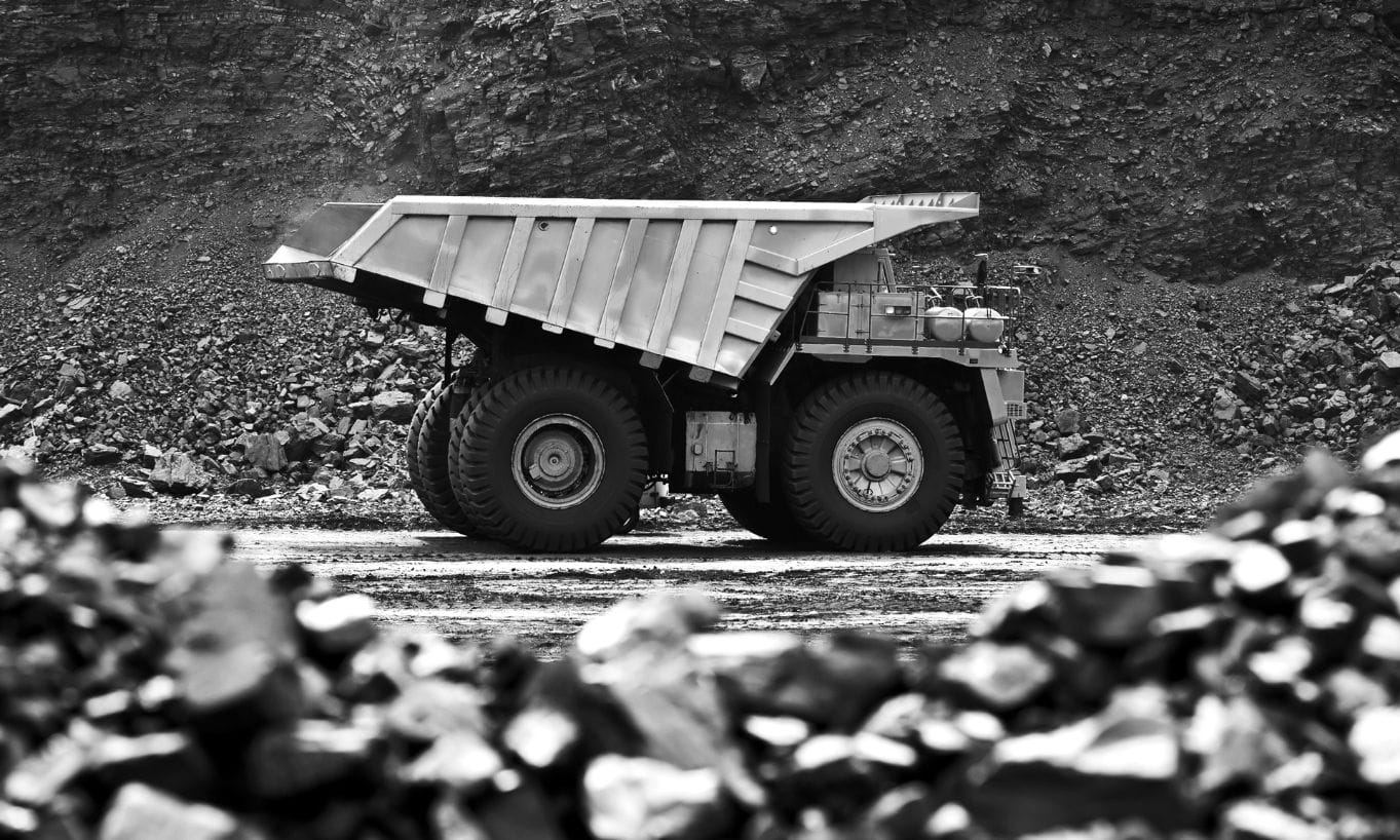 Kipplader steht auf Baustelle