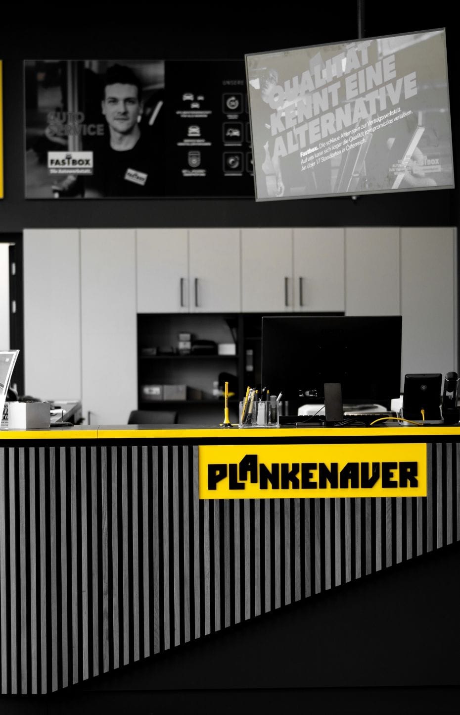 Leere Rezeption im Plankenauer-Empfangsbereich – sauber und modern gestaltet.