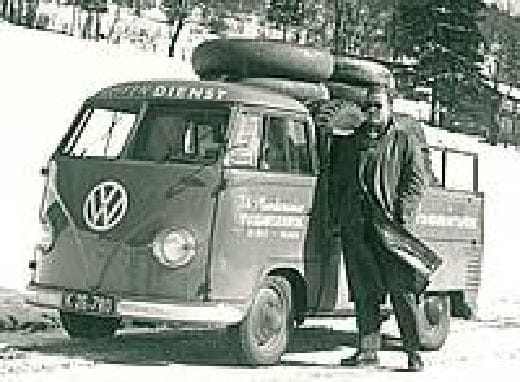 Sehr altes Plankenauer-Außendienstfahrzeug – Schwarzweißaufnahme mit nostalgischem Flair.