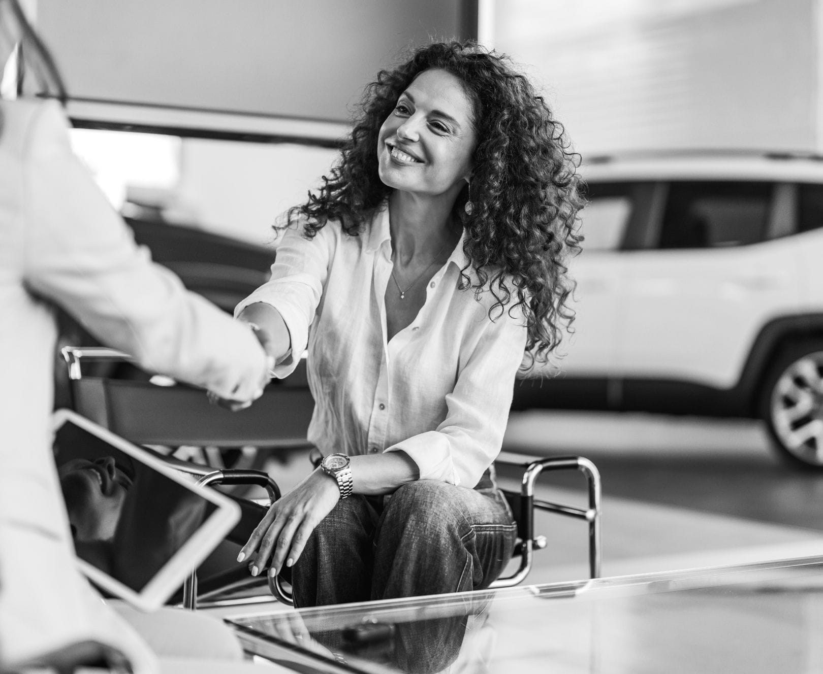 Zwei Personen geben sich die Hand – symbolischer Abschluss einer Leasing-Partnerschaft bei Plankenauer.
