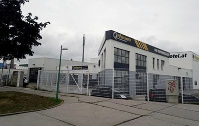 Plankenauer-Gebäude in Wien mit moderner Fassade und beschriftetem Eingangsbereich.