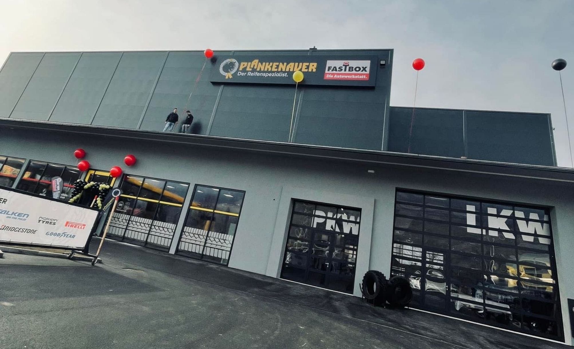 Außenansicht des Plankenauer-Standorts in Lienz mit Beschriftung und Parkplatz.