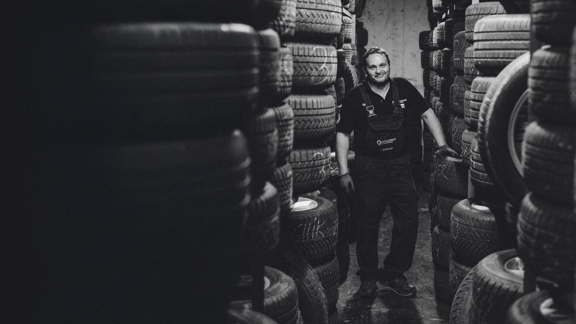 Mechaniker im Radlager – freundlicher Blick zur Kamera.