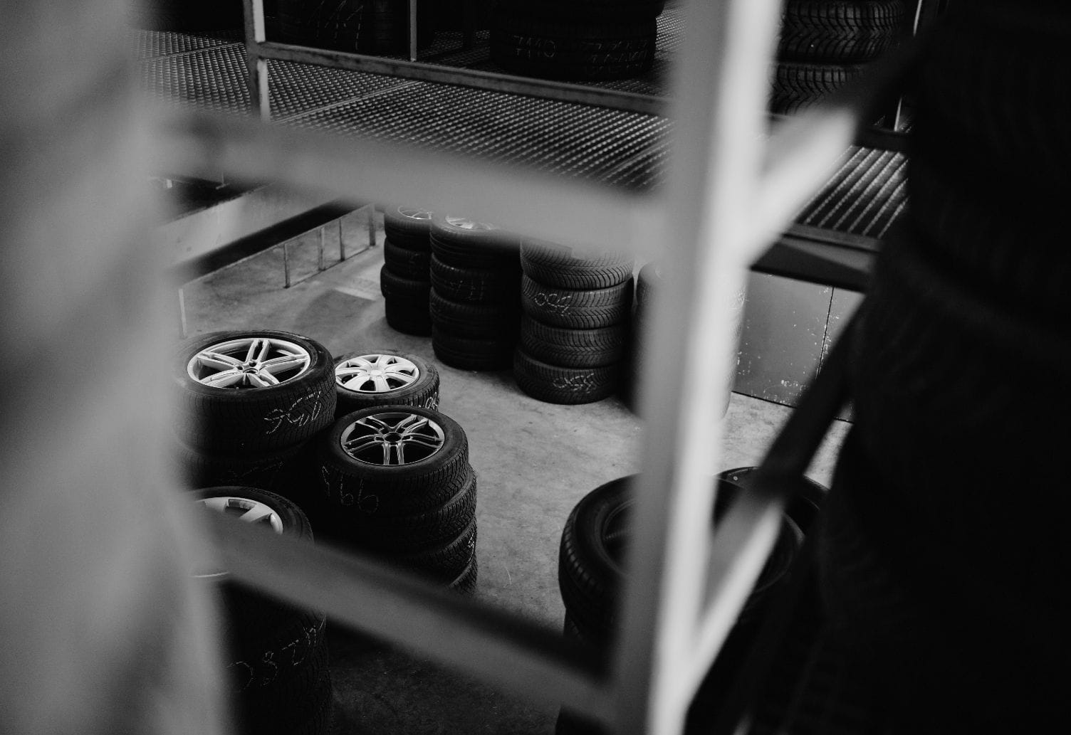 Reifenhotel mit sauber gestapelten Reifen auf mehreren Ebenen im Lagerraum.