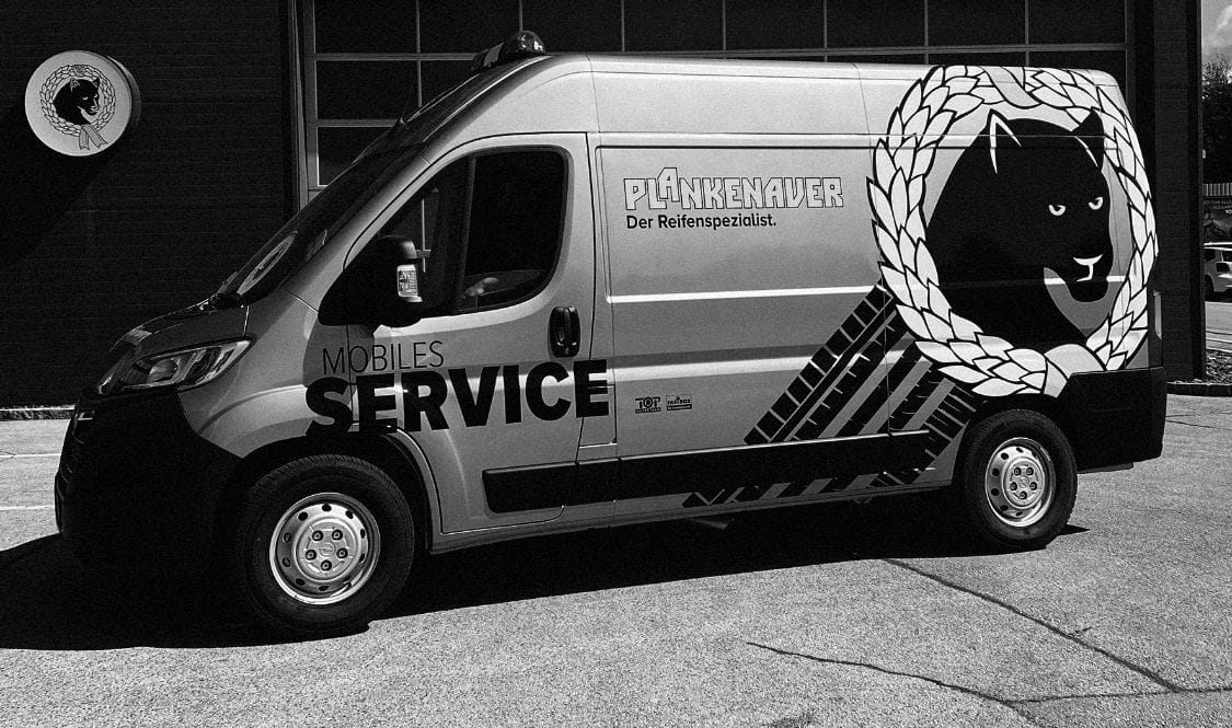 Mobiler Servicewagen von Plankenauer im Einsatz auf einem Industriegelände.
