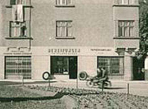 Frühere Verkaufsstelle am Schillerplatz – historische Außenaufnahme.