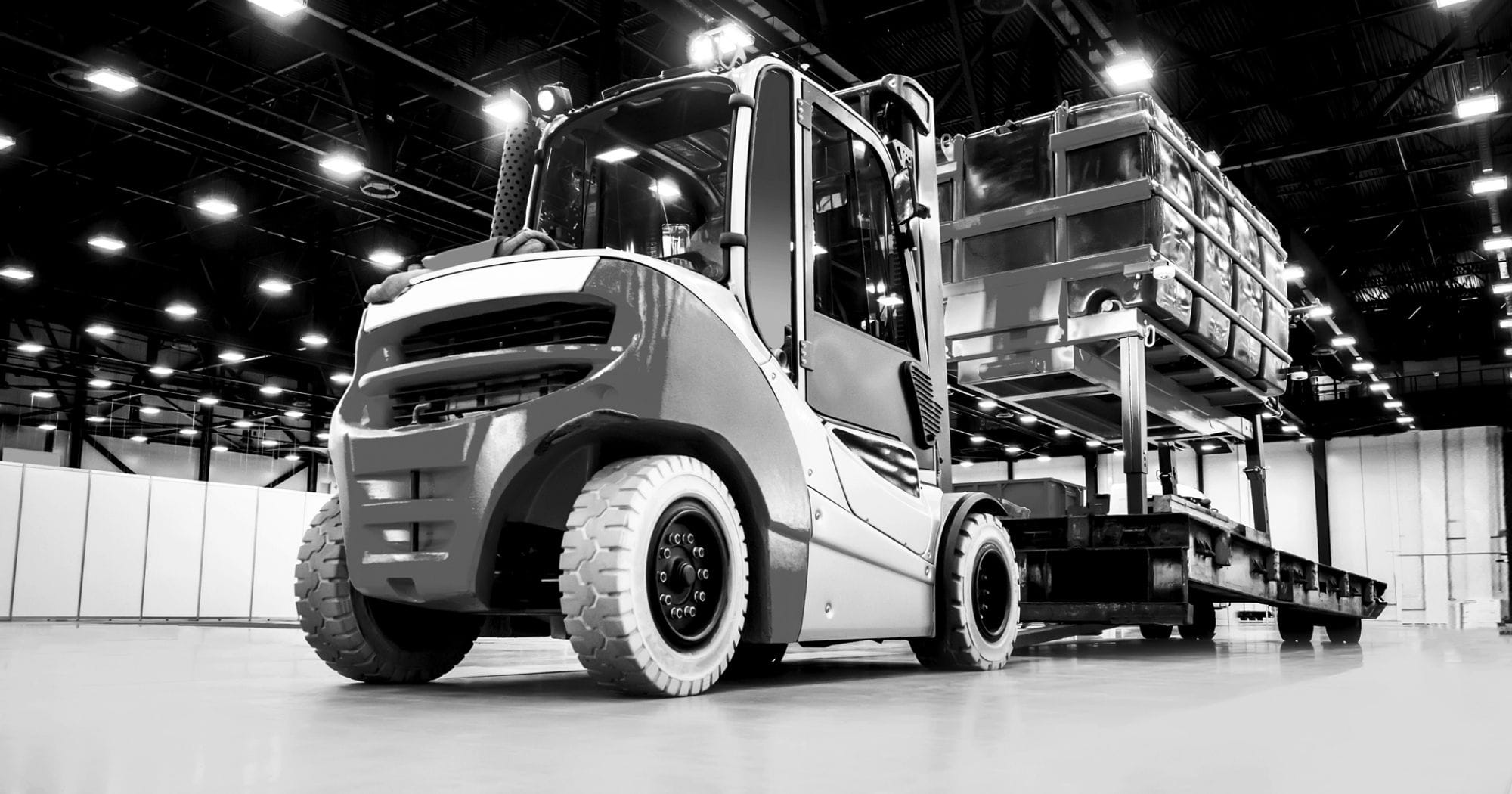 Gapelstapler in einer Lagerhalle