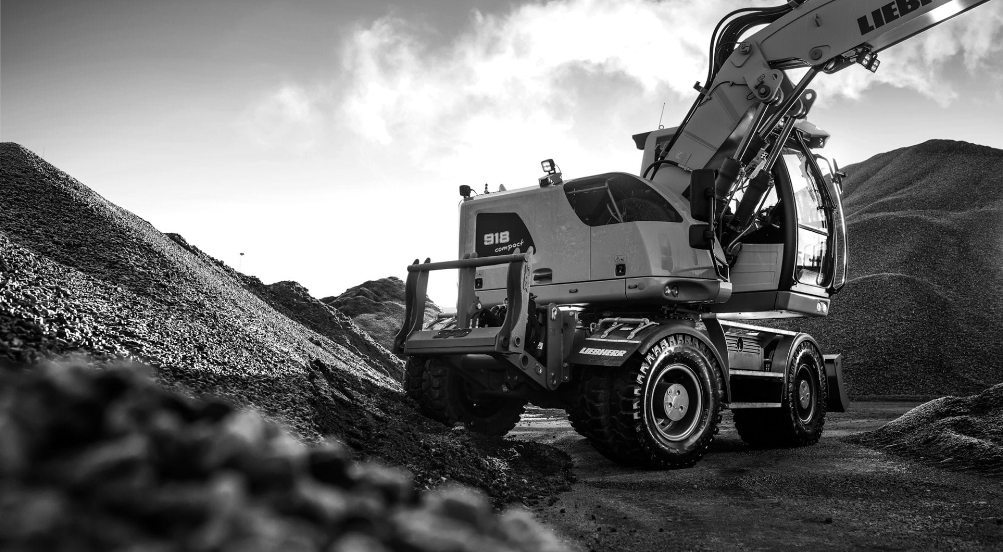 Großer Bagger auf Baustelle – Erdbewegungsmaschinen im Einsatz.
