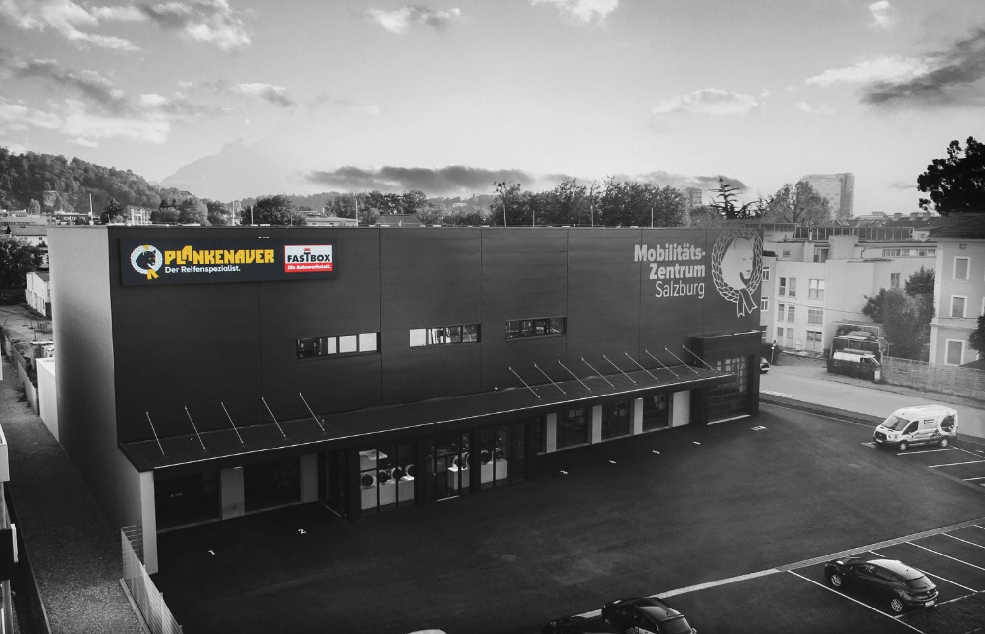 Modernes Mobilitätszentrum Salzburg von Plankenauer mit Glasfassade.